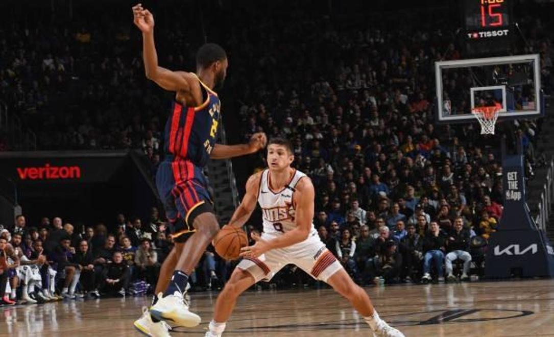 包含太阳队外线射手稳定命中，引领球队取胜的词条