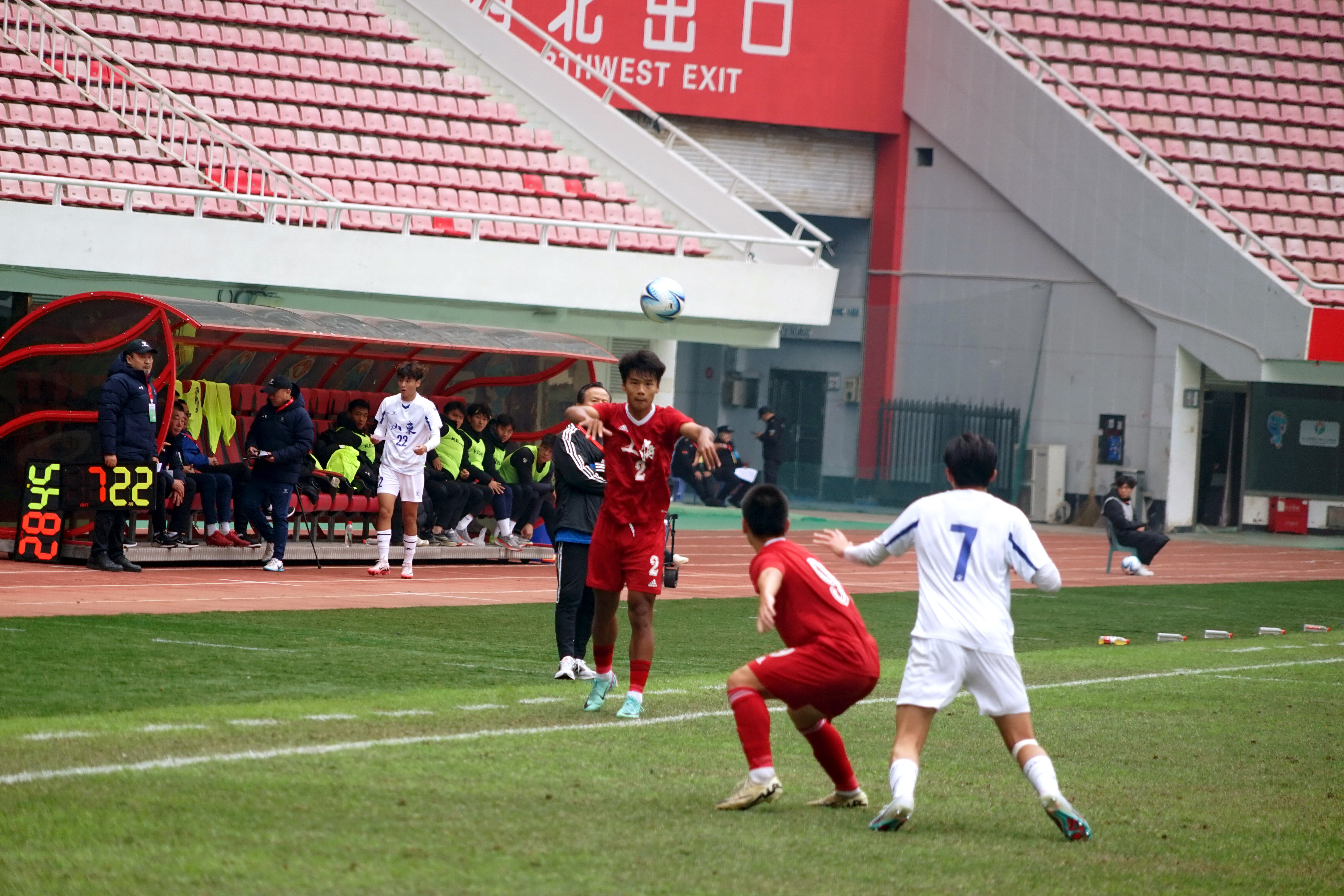 足球比赛现场上演引人瞩目的球赛对决