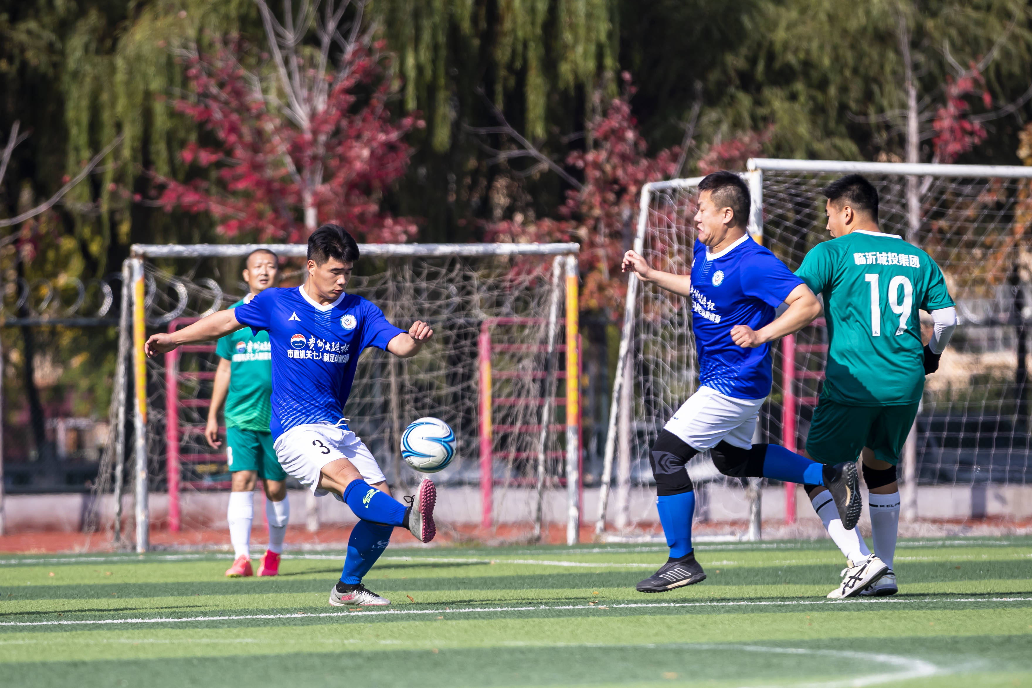 足球比赛现场上演引人瞩目的球赛对决 足球比赛现场上演引人瞩目的球赛对决