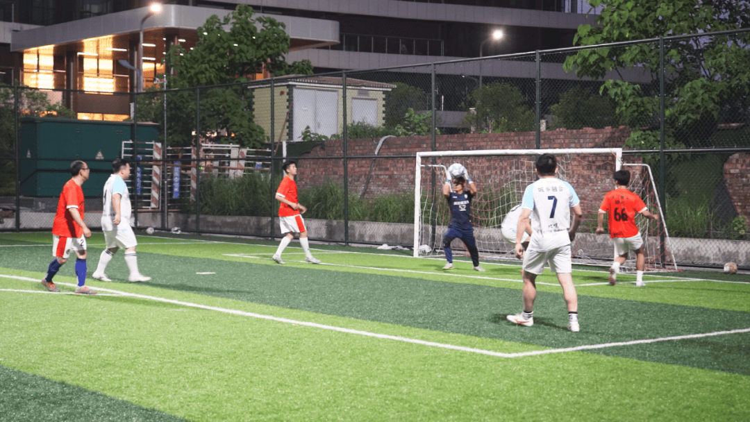 包含火爆足球比赛中球员传球配合默契的词条 包含火爆足球比赛中球员传球配合默契的词条