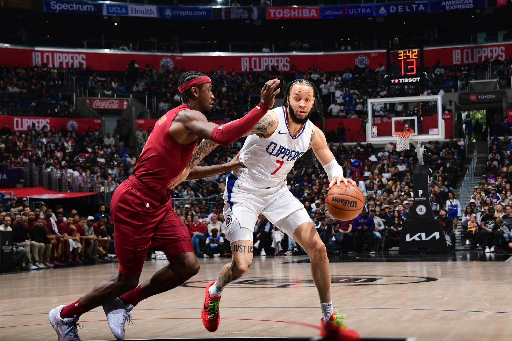 包含快船队新引援表现抢眼，球队实力大增的词条