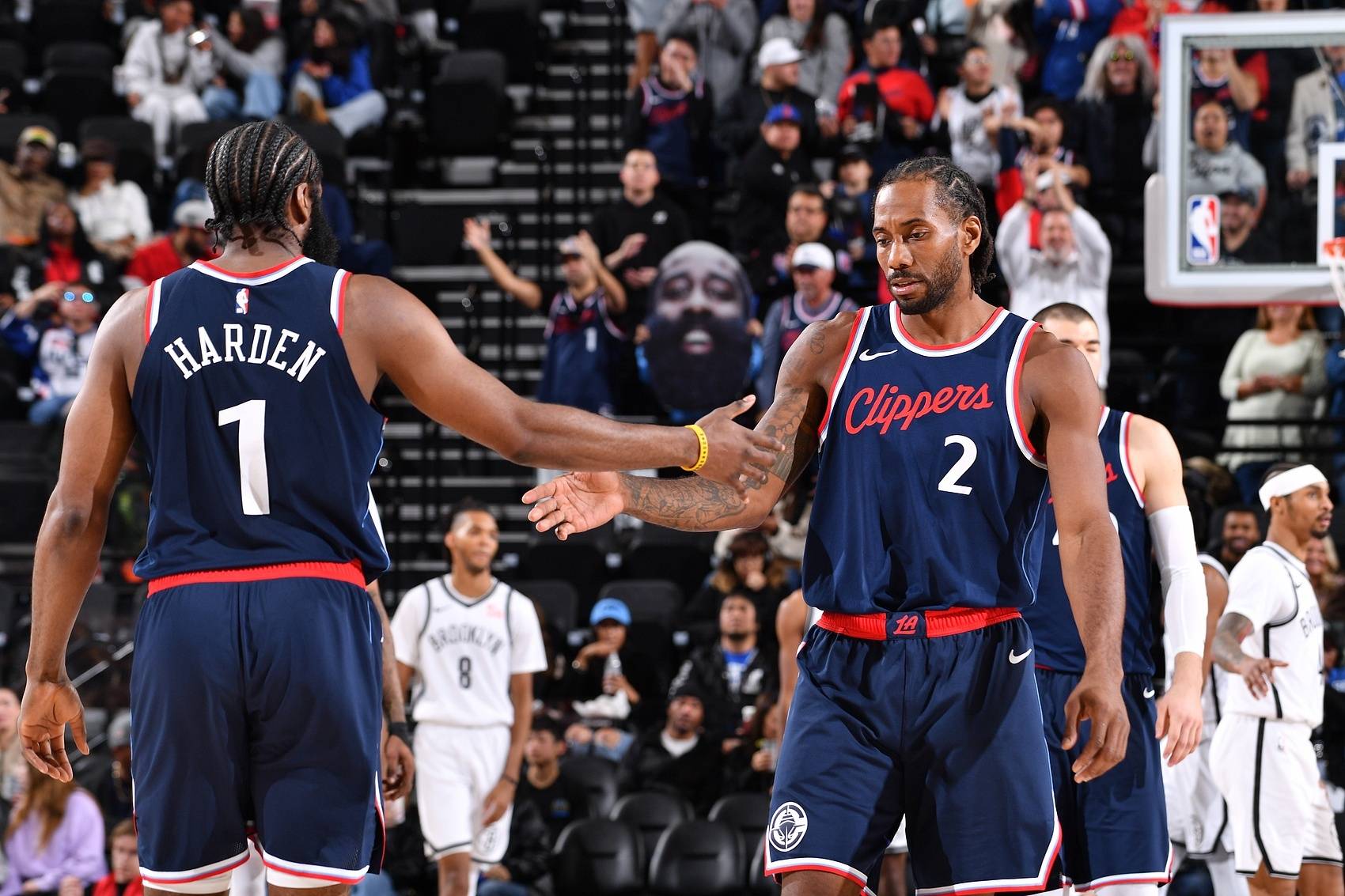 包含快船队新引援表现抢眼，球队实力大增的词条