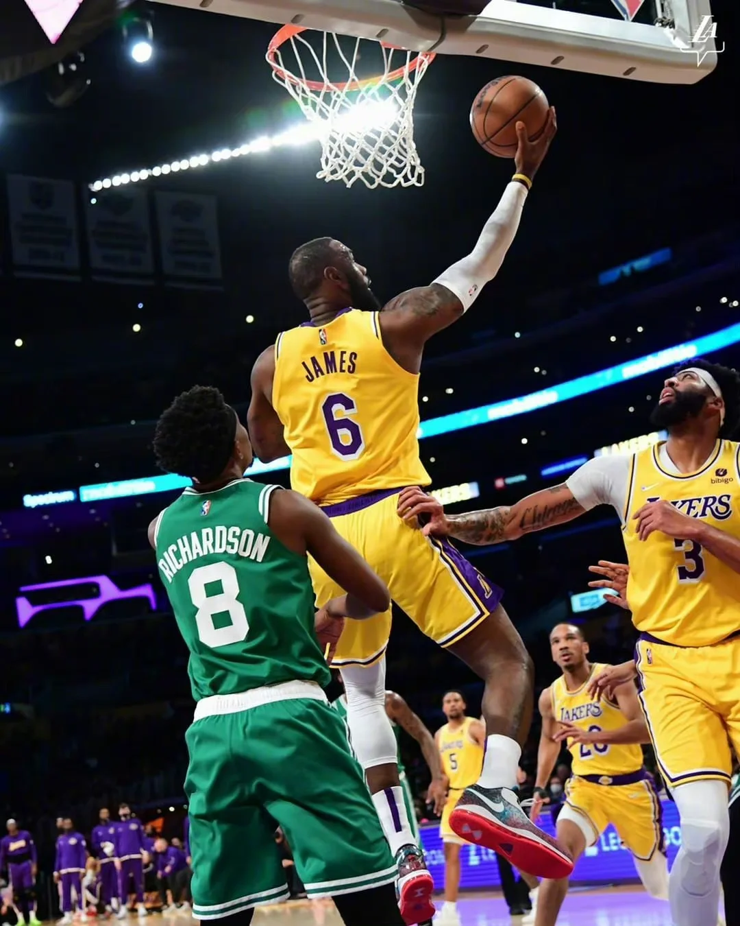 凯恩迎来十二赛季高光表现，湖人球迷沸腾！